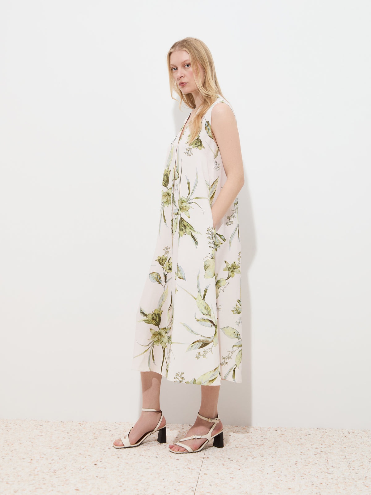 Vestido midi sem mangas