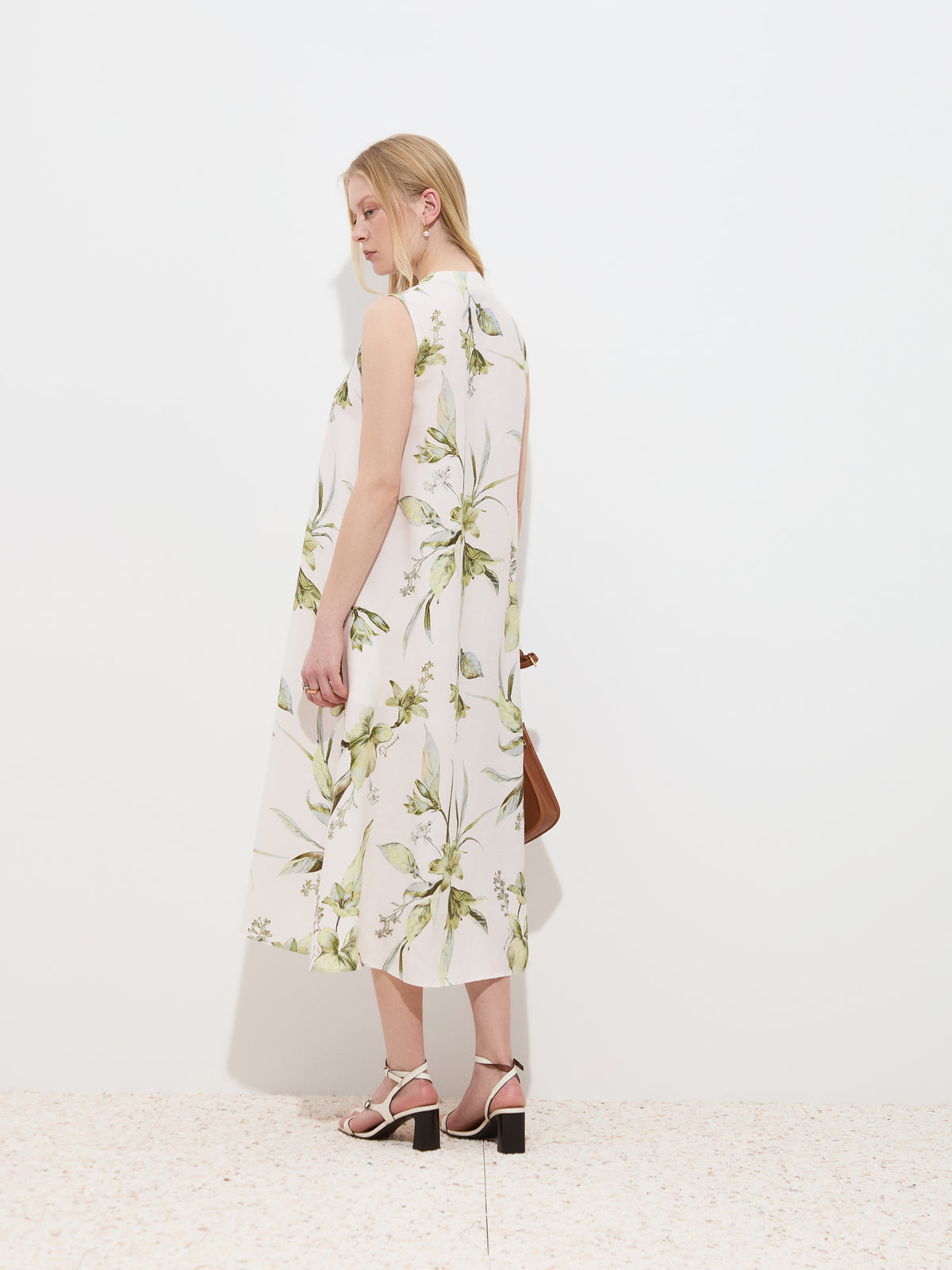 Vestido midi sem mangas