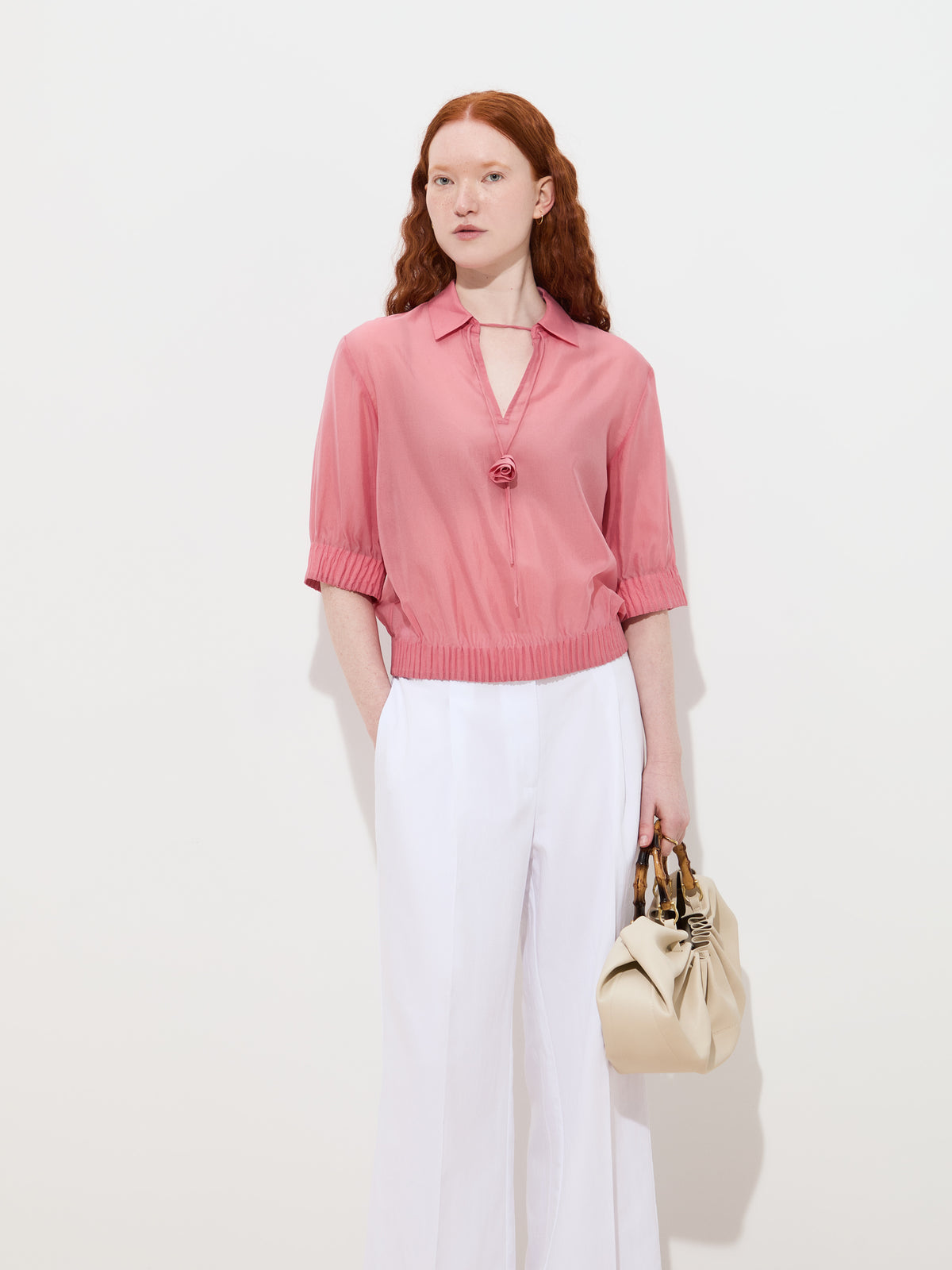 Blusa fluida em cupro com flor