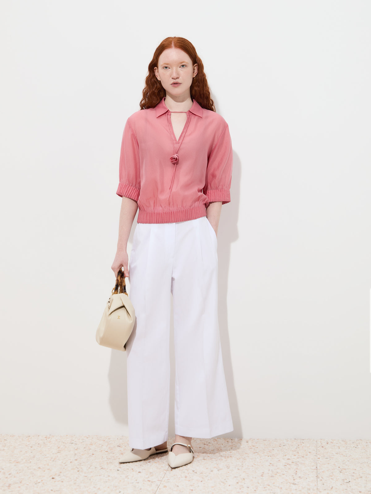 Blusa fluida em cupro com flor