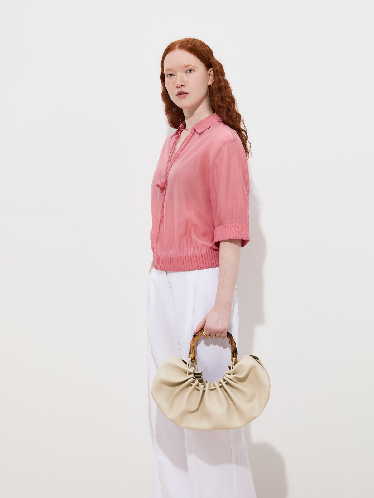 Blusa fluida em cupro com flor