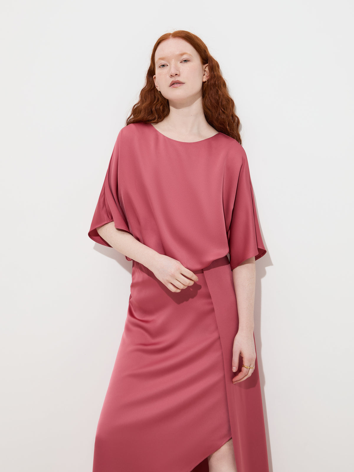 Vestido midi com acabamento acetinado