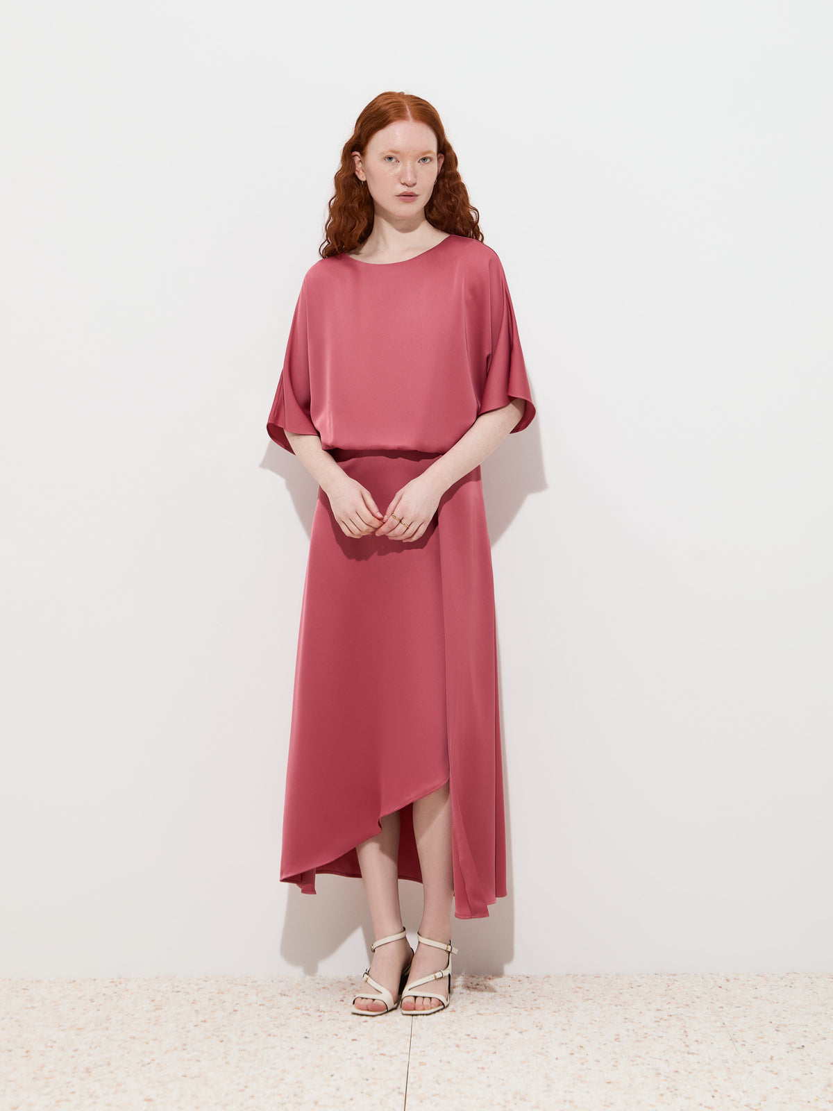 Vestido midi com acabamento acetinado