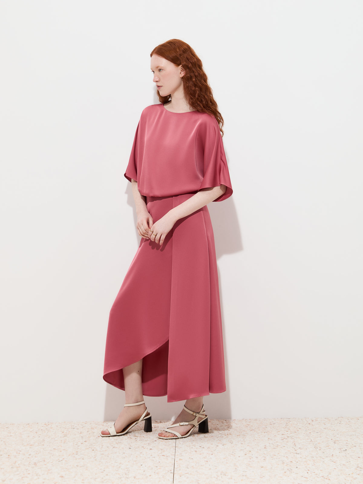 Vestido midi com acabamento acetinado
