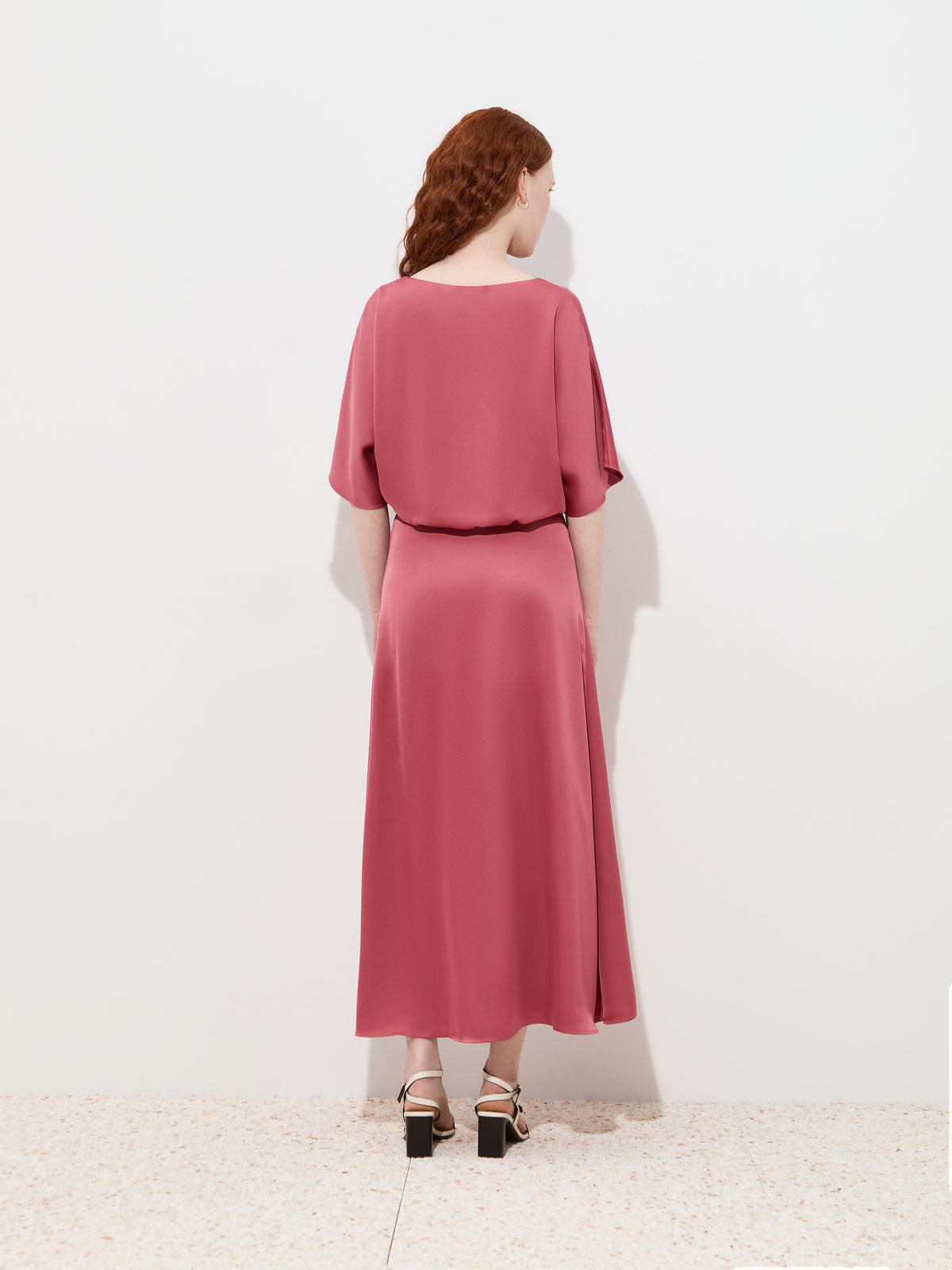Vestido midi com acabamento acetinado