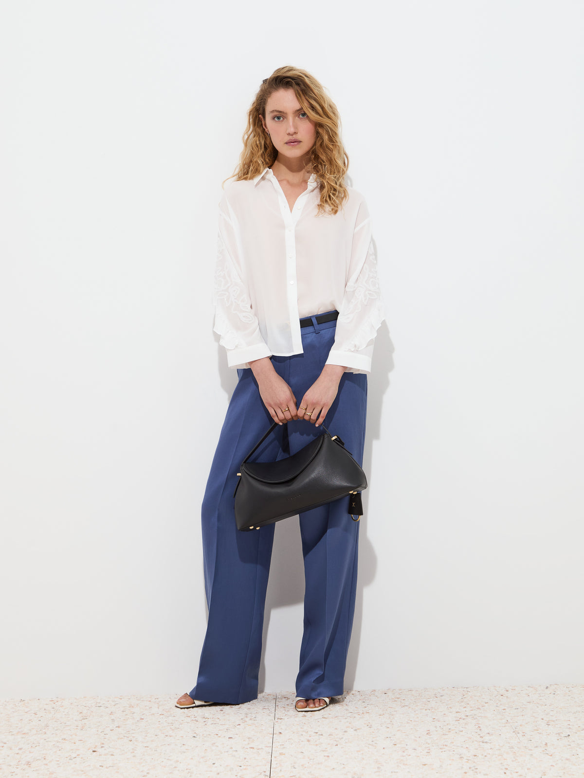 Blusa fluída com bordados