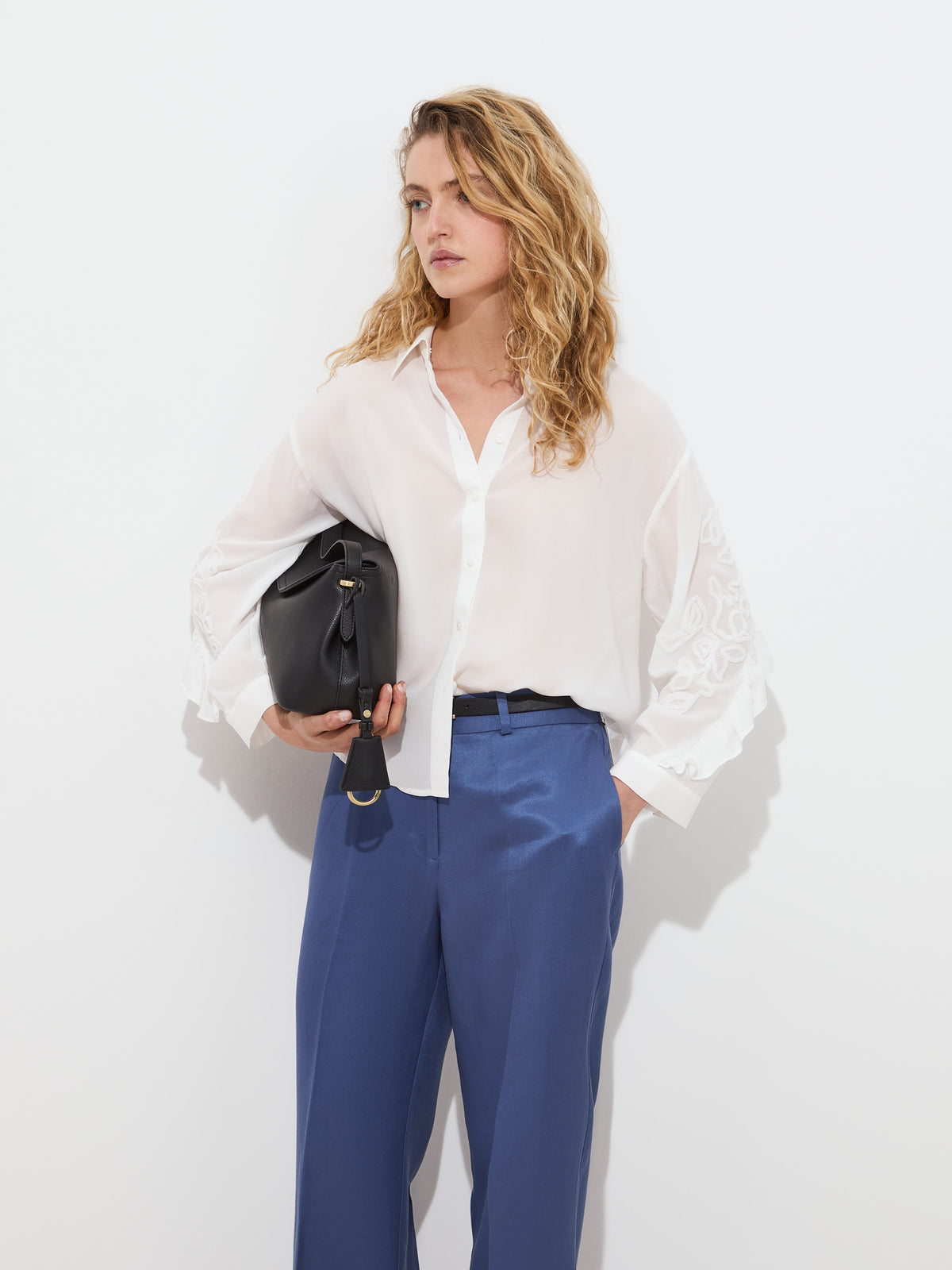 Blusa fluída com bordados