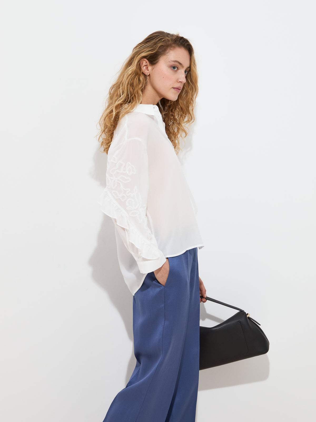 Blusa fluída com bordados