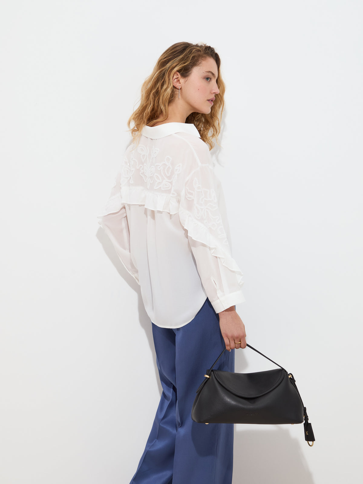Blusa fluída com bordados