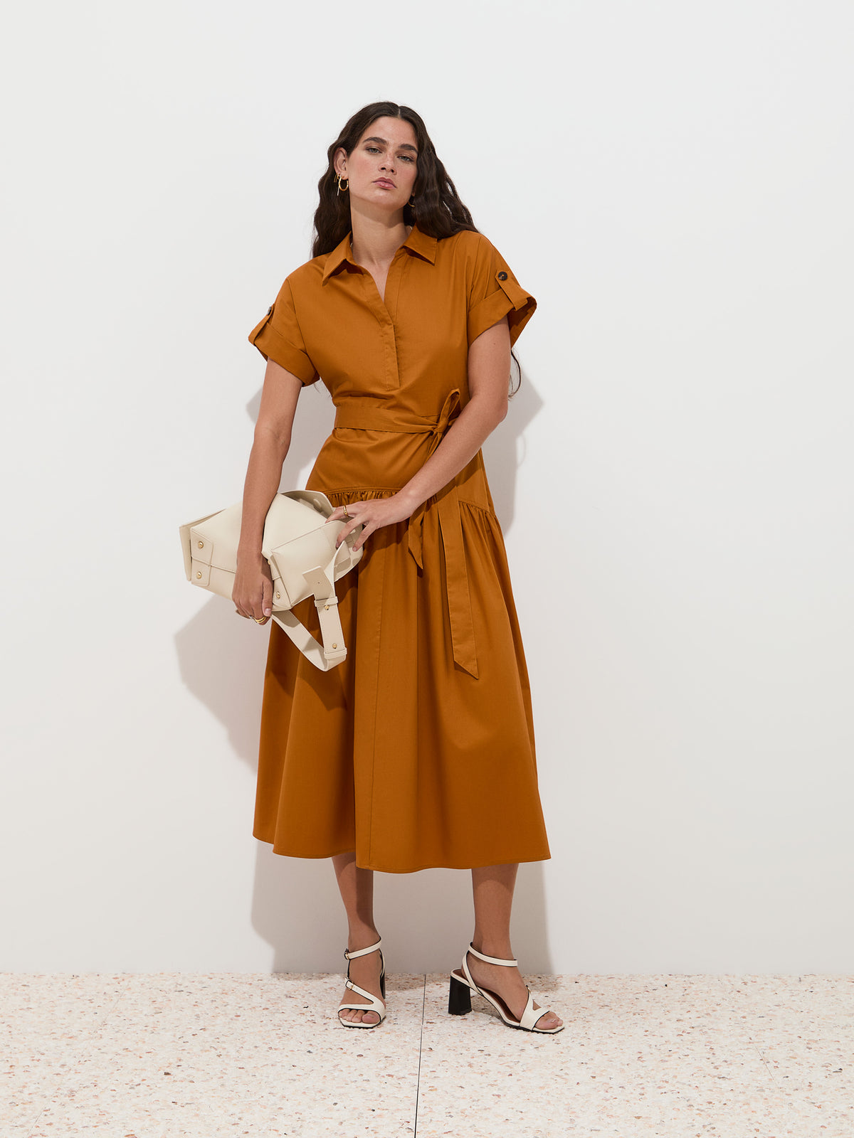 Vestido midi de manga curta com cinto