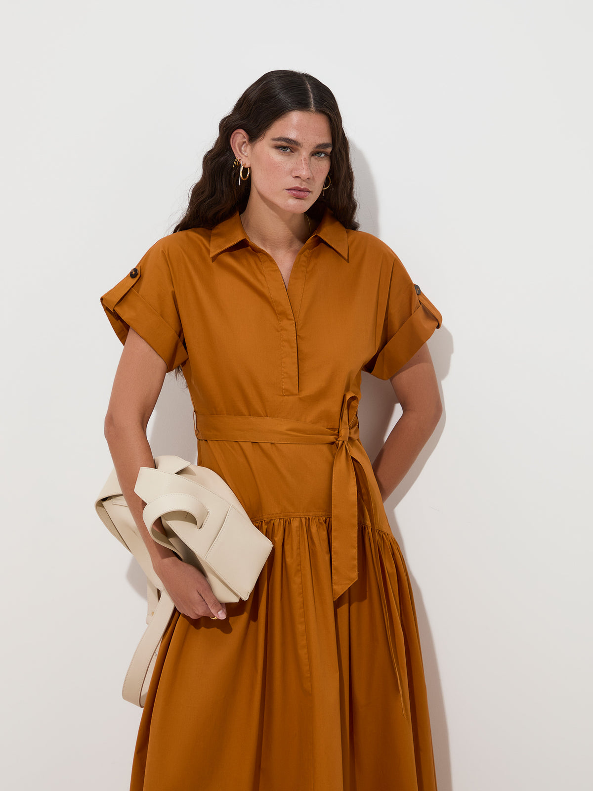 Vestido midi de manga curta com cinto