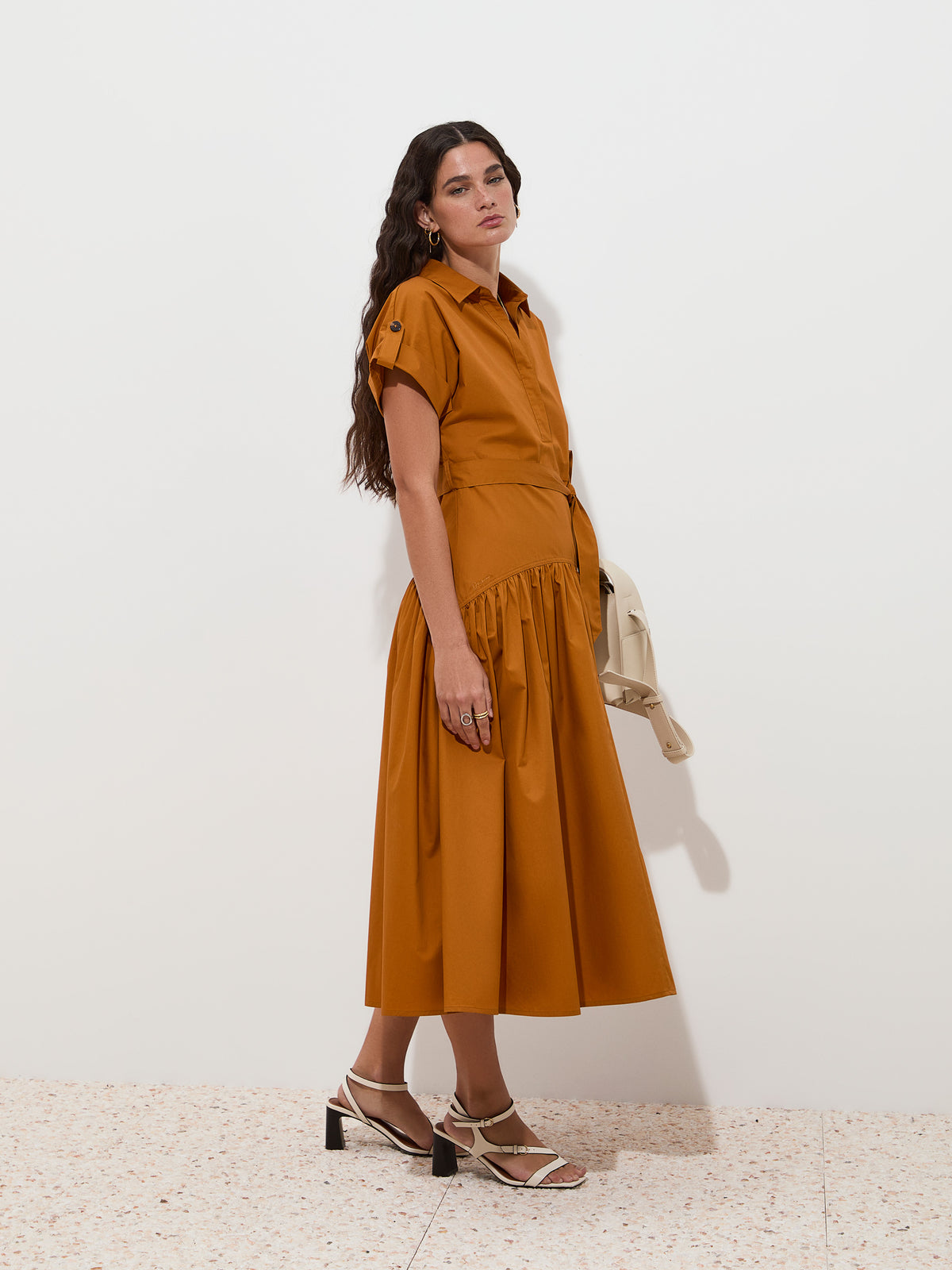 Vestido midi de manga curta com cinto