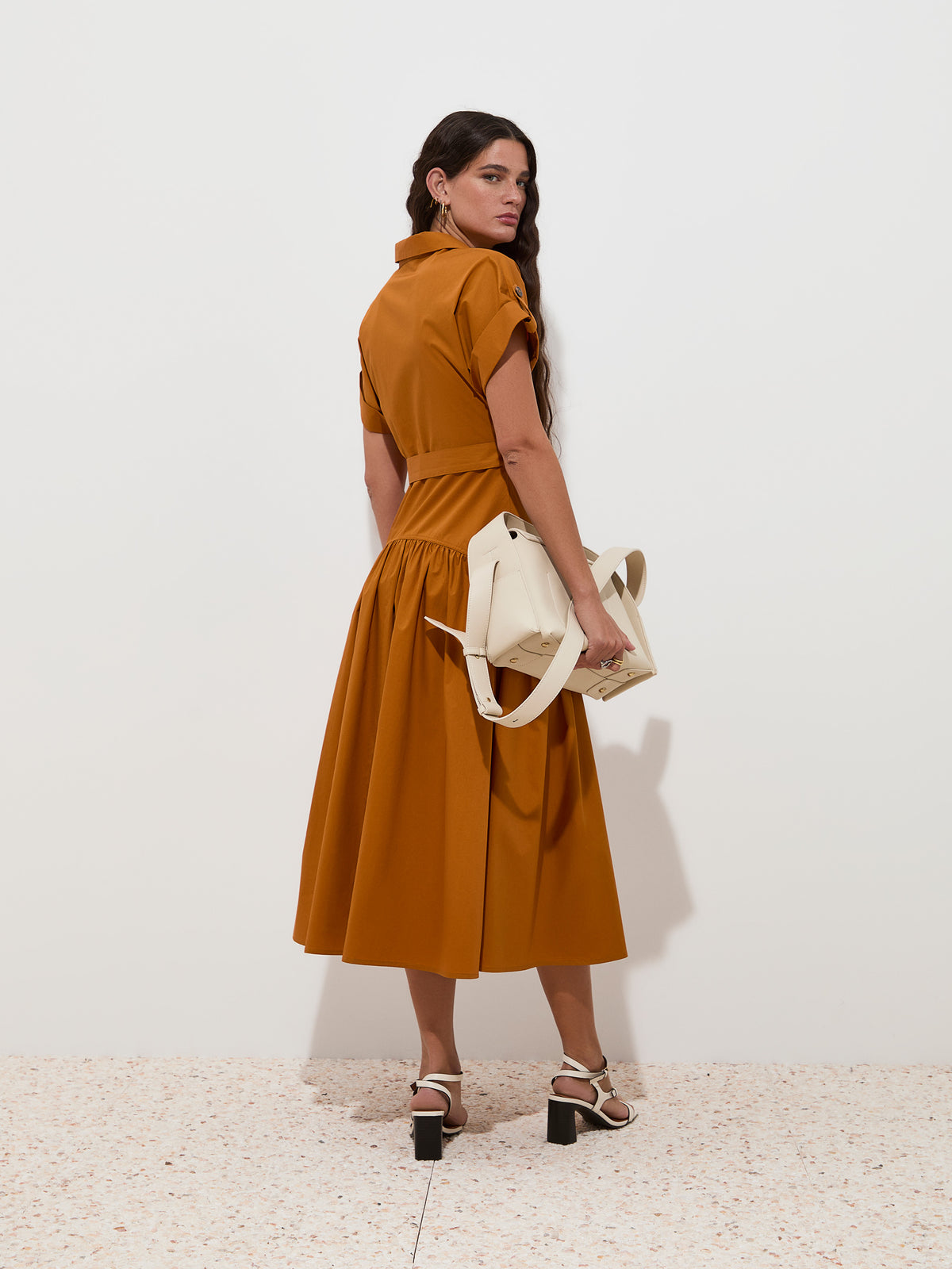Vestido midi de manga curta com cinto