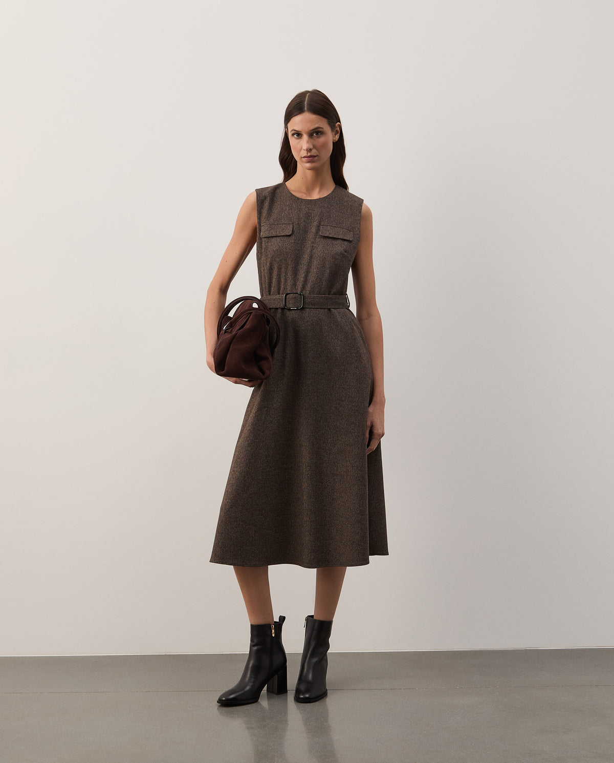 Vestido midi sem mangas