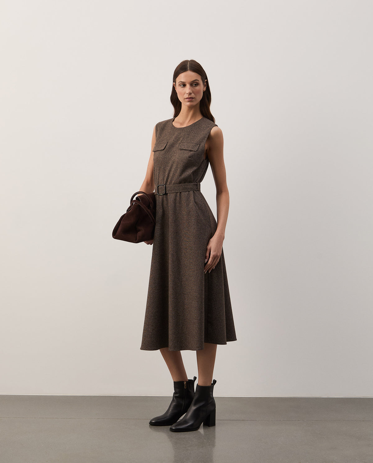 Vestido midi sem mangas